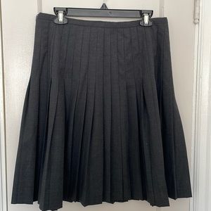 Gray pleated skirt. New.